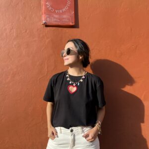 “Hagamos lo que dice el corazón” Open‑back T‑shirt